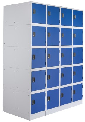 Grijze cube lockers met blauwe sluitbare deurtjes.